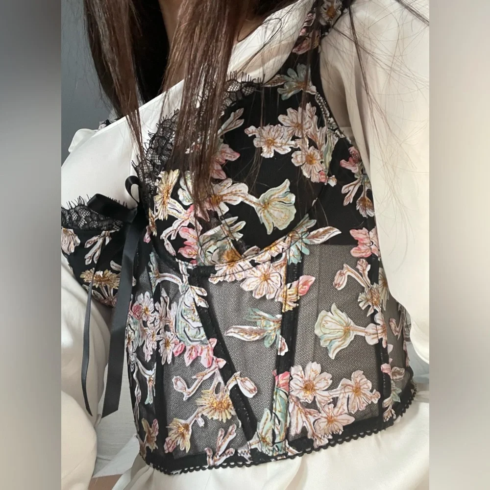 Victoria secret Corset style lingerie
top with embroidered floral details - Picture 4 of 7